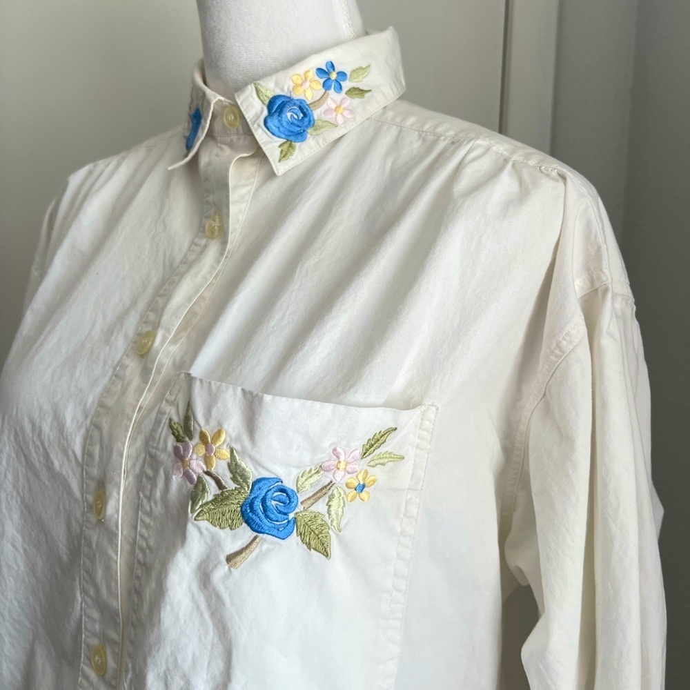 𝅺VINTAGE Cambridge Dry Goods White Button Down Shirt with Floral embroidery Sz 4